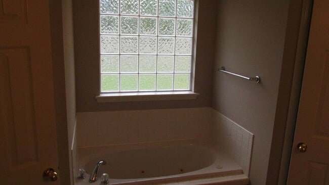 Building Photo - 1902 SW Spruce Rd