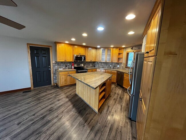 Building Photo - Beautiful 5 Bedroom/4 Bathroom in Bountiful