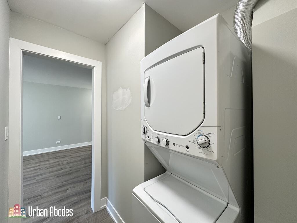 Building Photo - 528 W Surf St