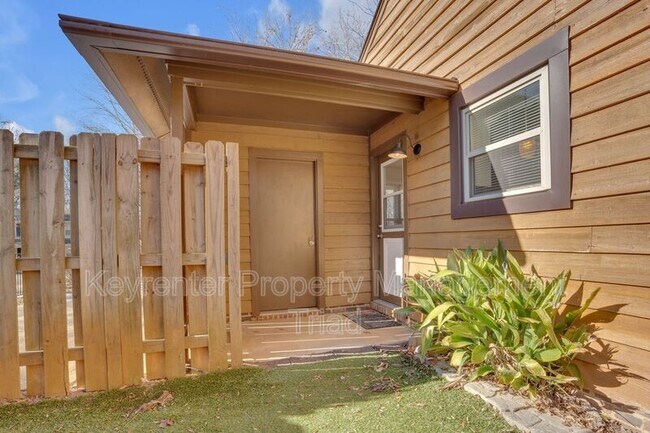 Building Photo - 5110 N Oaks Dr