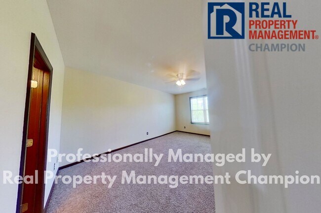 Building Photo - Beautiful Two Story Townhome with Lots of Storage!!