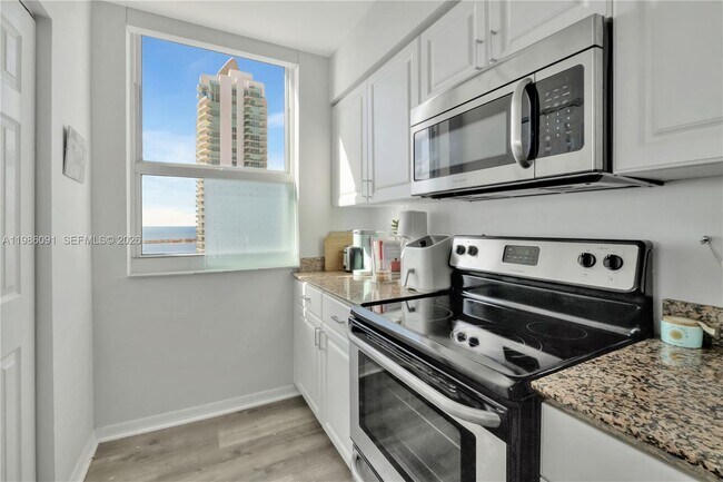 Building Photo - 1155 Brickell Bay Dr