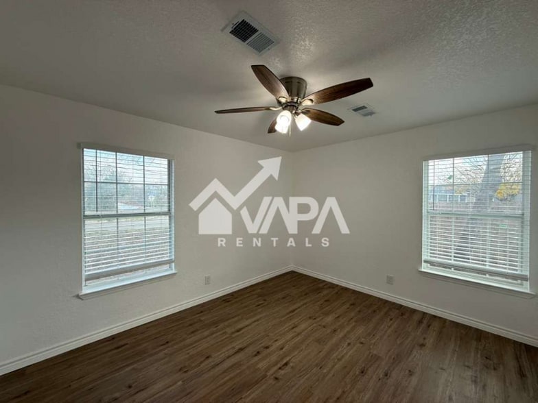 Building Photo - 2902 Woodcliffe St