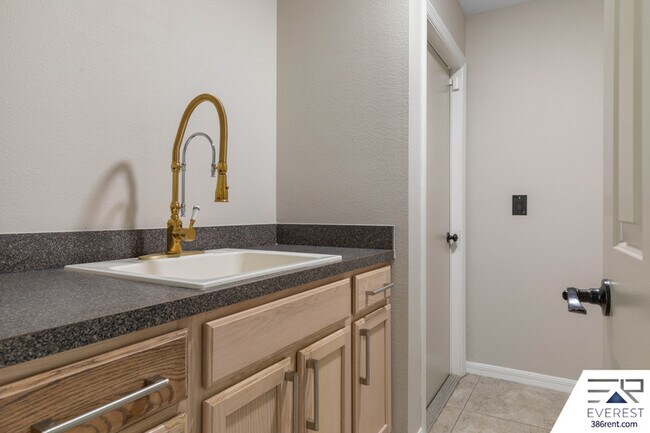 Building Photo - 60 Brigadoon Ln