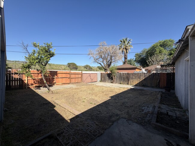 Building Photo - 858 W 23rd St