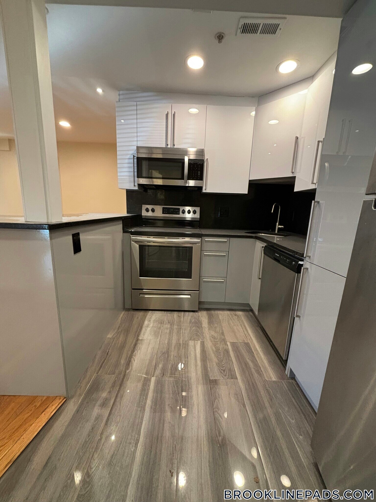 Building Photo - 1801 Beacon St