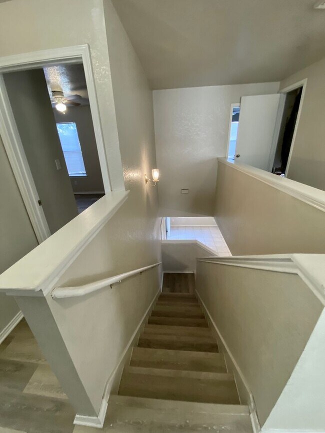 Building Photo - Beautiful 4 Bedroom