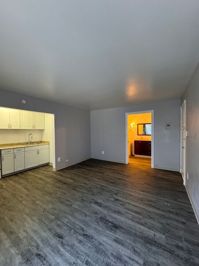 Building Photo - Spacious Studio Apartment 1st Floor Apartm...