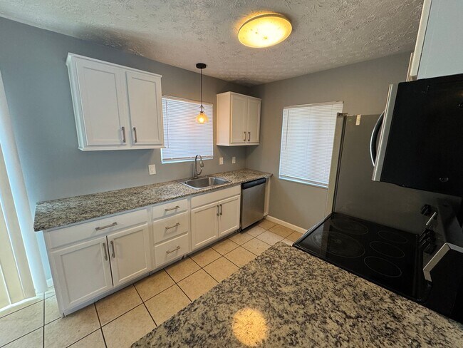 Building Photo - East Fountain Square 3 Bedrooms 1.5 Baths