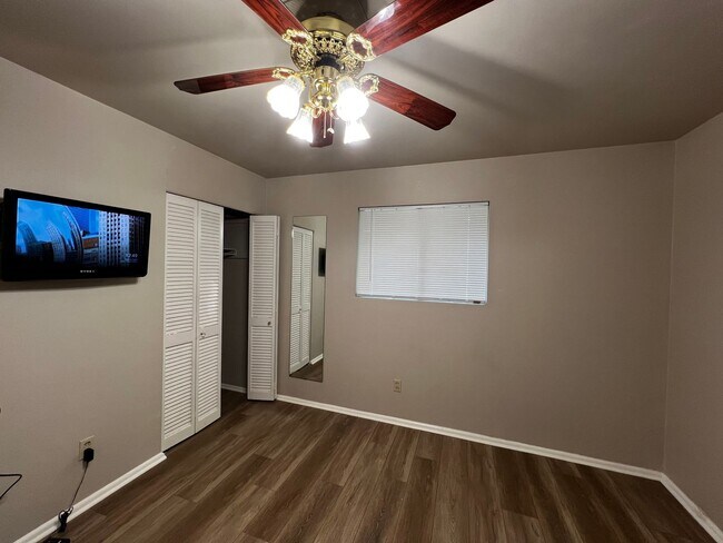 Building Photo - 3 Bedrooms, 1 Bathroom, Brick home , Carpo...