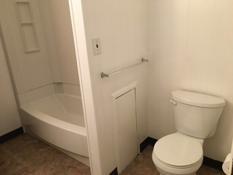 Bathroom - 1901 Woodland Rd