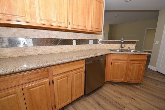 Building Photo - BEAUTIFUL 2 BED, 2 BATH CONDO AT MORGYN RI...