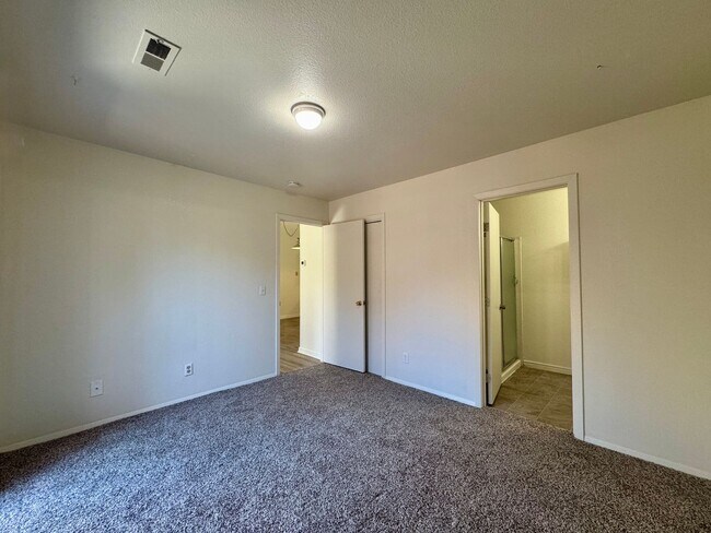 Building Photo - Spacious 2 Bed 2 Bath Condo in Aurora! Across from Community Pool!!