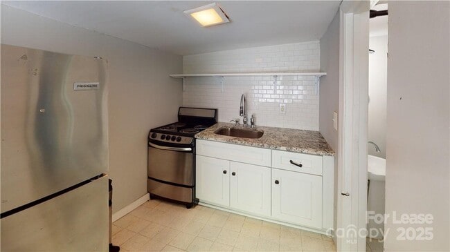 Building Photo - 428 Hawthorne Ln