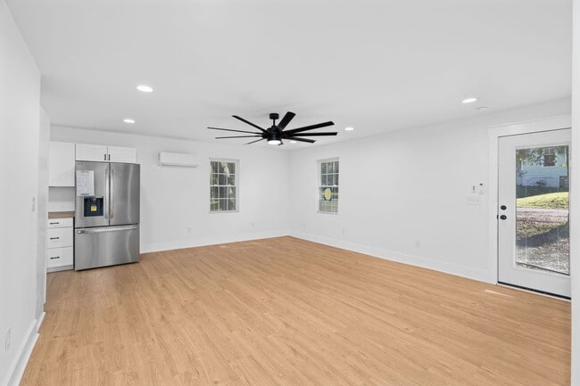 Building Photo - AVAILABLE NOW at a Good Price. 3 Bed 2 Bath FOR LEASE in Pulaski. $1400 Rent.