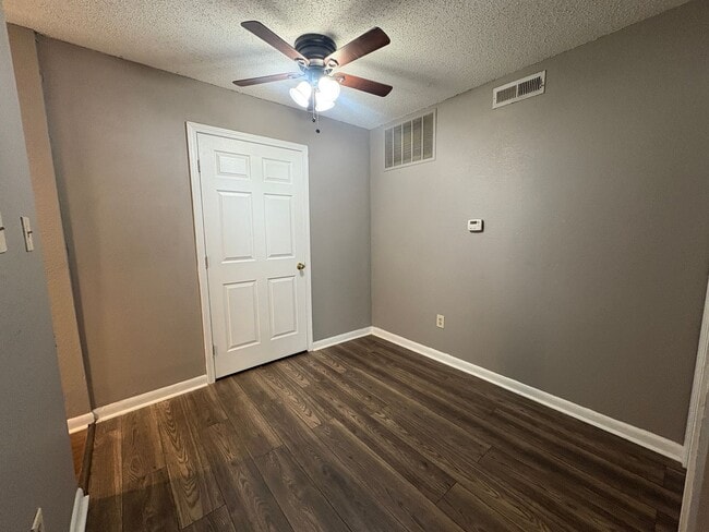 Building Photo - 1/2 First Full Month's Rent! 2BD/2BA Condo in Whispering Oaks.
