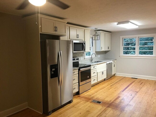 Building Photo - 566 Mulberry Ln