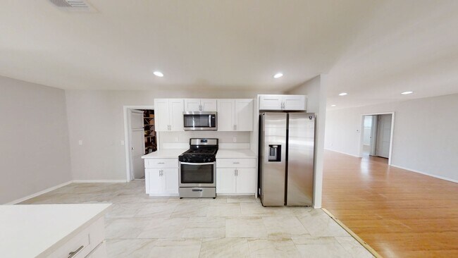 Building Photo - 4BD/2BA, Upgraded Kitchen! Sunroom!