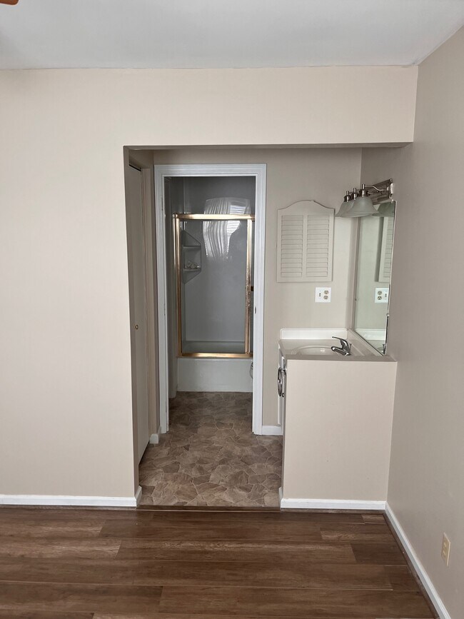 Building Photo - 1071 University Blvd