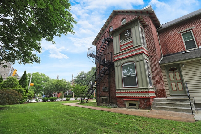 Building Photo - 609 S High St