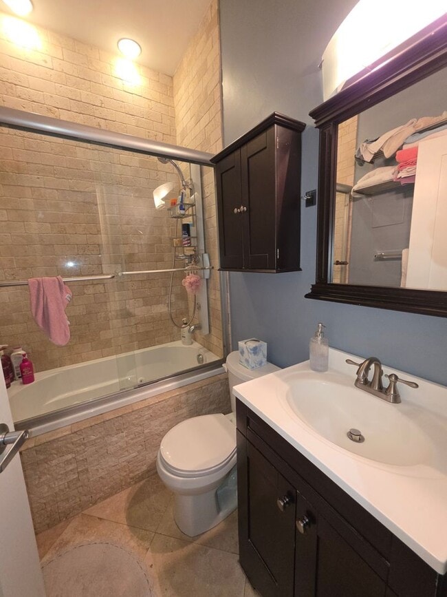 Building Photo - Convenient South End Location, Central Heat/AC, In-Unit Washer and Dryer, Private Deck.