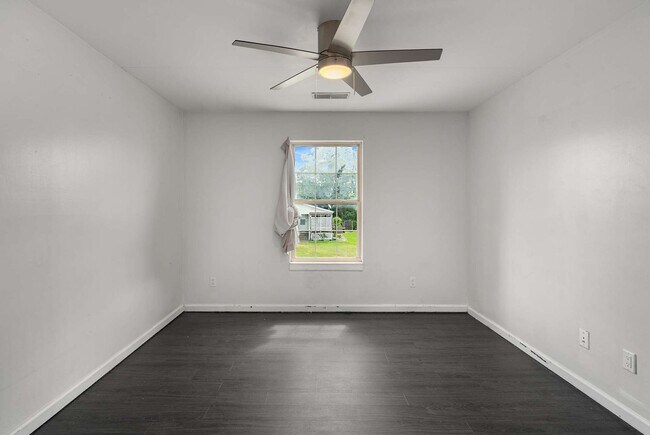 Building Photo - Great Location!