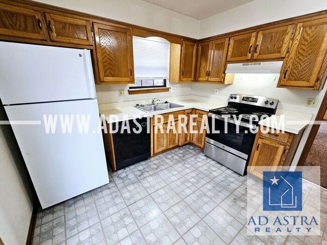 Building Photo - Beautiful Updated Duplex in Grandview-Available in MAY!!