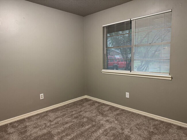 Building Photo - 3 bed 1 bath 2 car garage