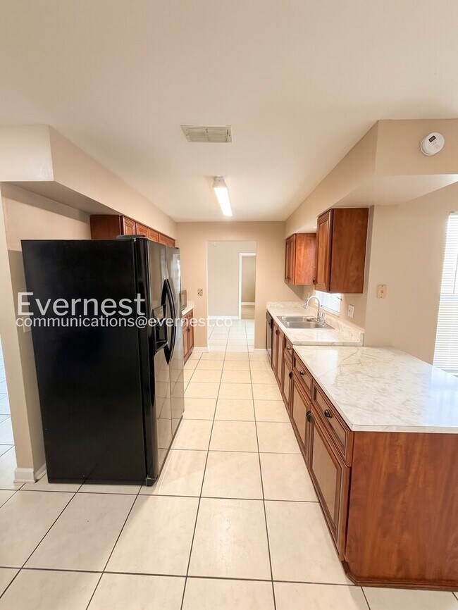 Building Photo - 3 Bed/2 Bath Home with Garage / Pet-Friendly / Vouchers Accepted / Available Now!