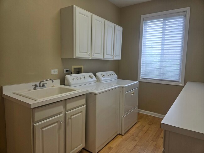 Building Photo - 217 Lexington Ct