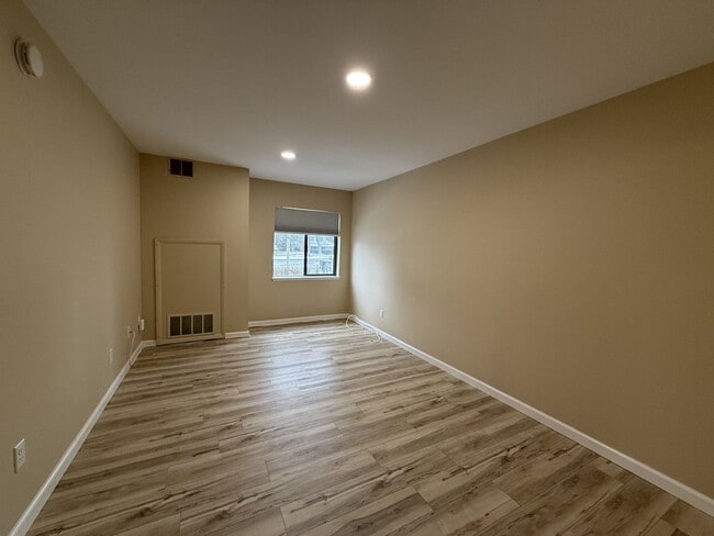 Building Photo - Remodeled 2-Bedroom!