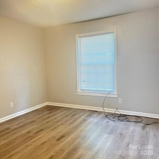 Building Photo - 6817 Deanwood Pl