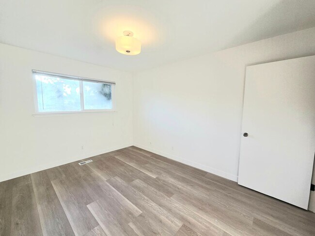 Building Photo - 910 Academy Ave