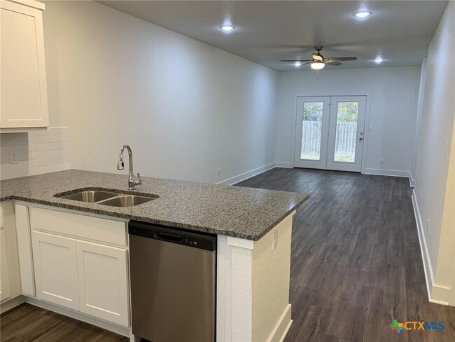 Building Photo - 1854 Royal Loop