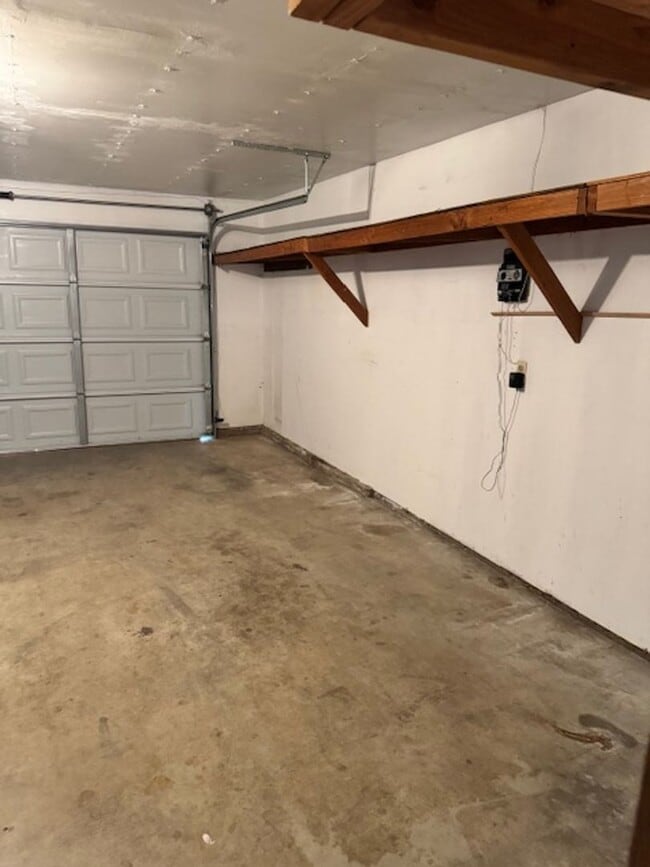 Building Photo - Arroyo Manor 3 Bedroom- with bonus room and 2 car garage!