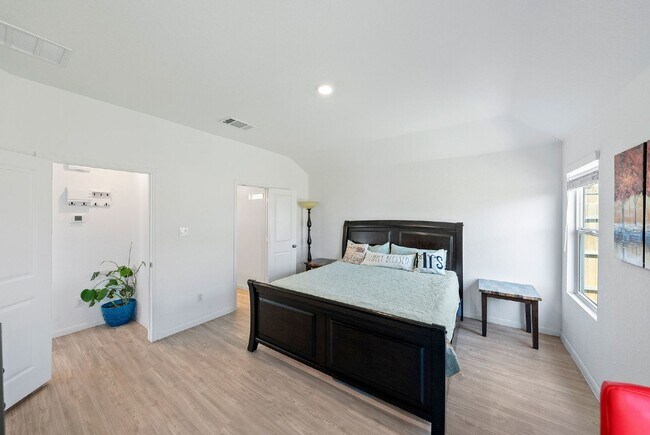 Building Photo - Primary Closet Made for Kings & Queens - UP TO 1 MONTH FREE RENT AVAILABLE!