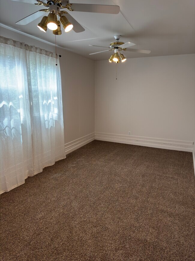 Building Photo - 1215 NE 79th Ave
