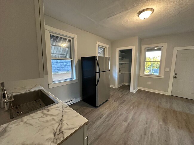 Building Photo - Walnut