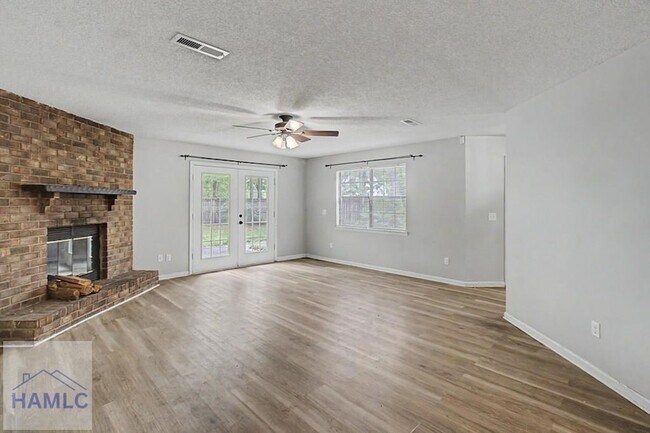 Building Photo - 21 Pinewood Ln