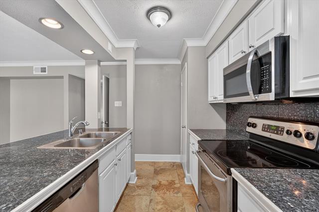 Building Photo - 5932 Sandhurst Ln