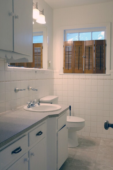Bathroom with original tile - 718 Cordell St