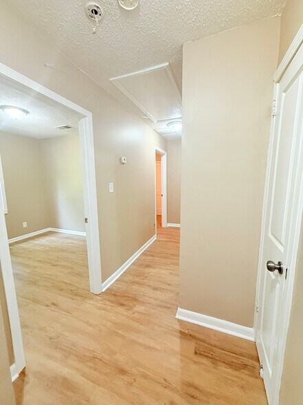 Building Photo - 931 Calvin Rd