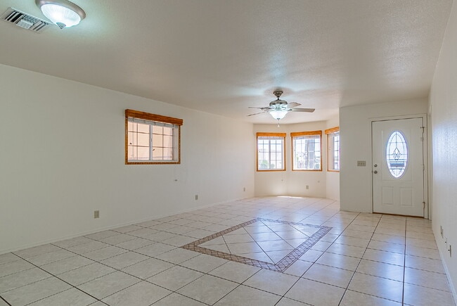 Building Photo - "Well Maintained 2-Bedroom, 2 Bathroom hom...