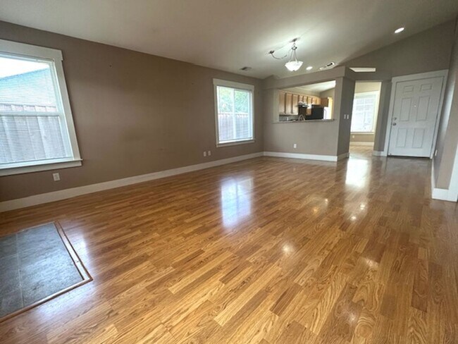 Building Photo - Single Story 3 Bed, 2 Bath in Brentwood