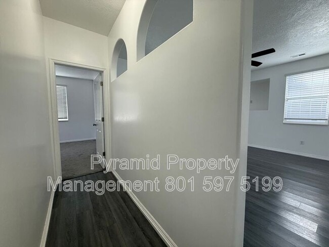 Building Photo - 732 Skipton Dr W