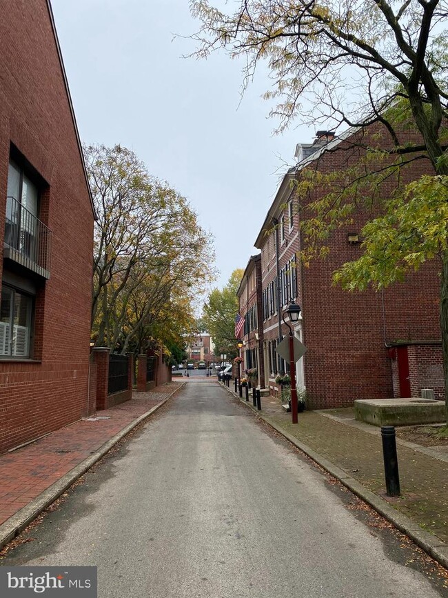 Building Photo - 323 Cypress St