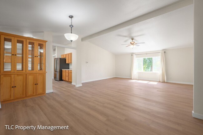 Building Photo - 3bd/2bath Home with a view!!