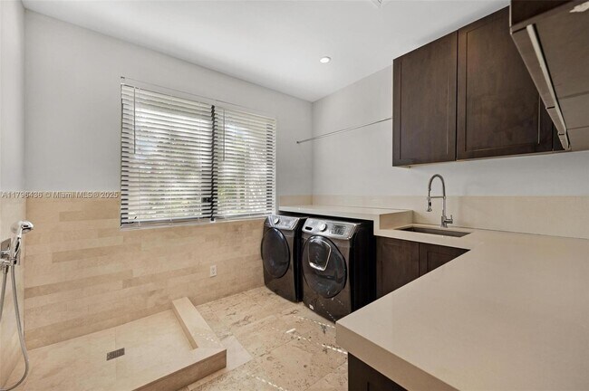 Building Photo - 8112 Los Pinos Cir