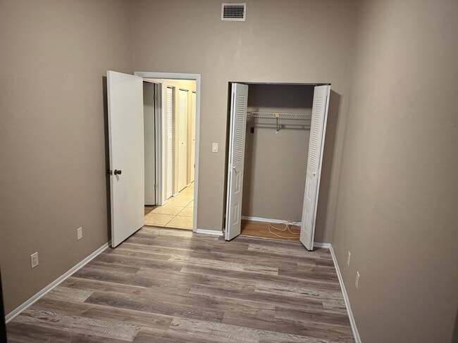 Building Photo - 2/ in Green Leaf