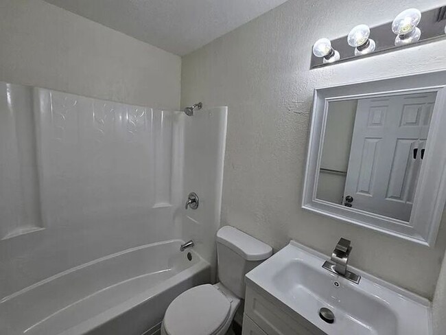 Building Photo - Remodeled 1/2 duplex on corner lot in St. Cloud